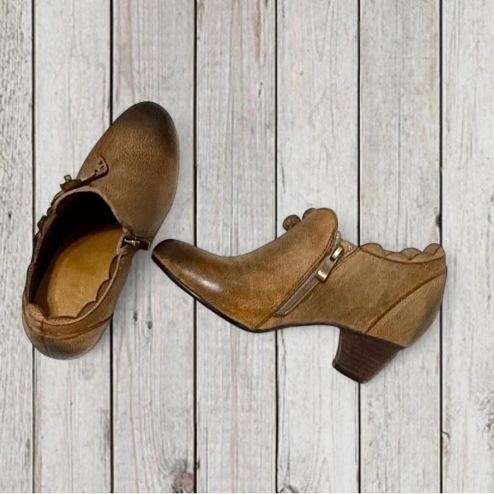 Elegant Tan Heeled Boots